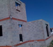 Angle ou il y aura la terrasse au loin baie vitr&eacute; du salon