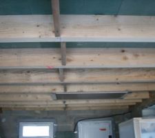Plancher de garage posé ainsi que l' escalier de meunier pour y accéder
il reste toute la visserie du plancher à faire mais cela sera fait plus tard quand j'aurais l' électricité donc fin juin