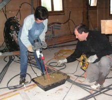 Ohhhh !!! la belle pâtée !!
je tente avec ma soeur d'obtenir un beau mélange d'argile de chaux et d'herbe à vache (pour la 1èree fois).
ce mélange (déjà préparé par notre fournisseur ) nous servira à coller nos briques de terre crue ...