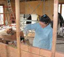 Ma femme, au chomage actuellement, tente de s'autoformer en maçonnerie...
Le mur a l'air droit, ça promet ^_^
Le mur en brique de terre crue comprimée ! Facile à mettre en oeuvre, mais fragile et jamais complétement droite...
Pour la petite anecdote, les premières briques qu'elles (ma femme et ma soeur, les préposées en maçonnerie) ont posées ont pris énormément de temps (30 min la brique environ) :-p
Je suis méchant mais maintenant le mur est nickel ^_^