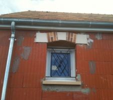 Les pierres de parement au-dessus de la fen&ecirc;tre de la salle de bain