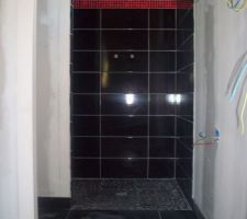 Douche &agrave; l'italienne, fa&iuml;ence noire et listel rouge