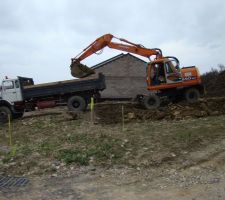 Evacuation des premiers camions (volume estim&eacute; par le terrassier environ 500 m&egrave;tres cubes)