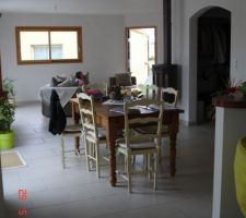 SALLE A MANGER ET AU FOND LE SALON