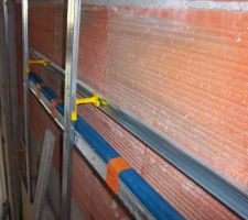 Rail pour installer des fils tendus dans le salon