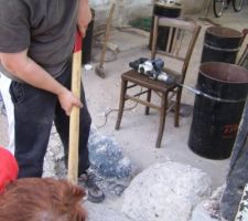 On essaye au marteau, on fait levier avec une barre