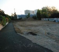 Le terrain avec la pr&eacute;paration de l'all&eacute;e.