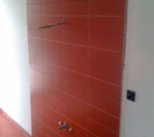 Mur derri&egrave;re le meuble salle de bain enfants