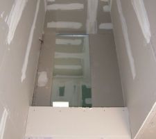 Vue d'en bas sur la salle de bain du haut