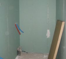 Salle de douche en bas