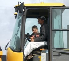 Ludo apprend au ptit Nicolas à conduire l'engin