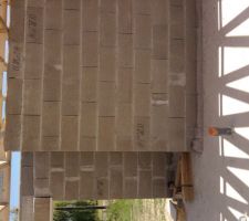 Emplacement po&ecirc;le et on aper&ccedil;oit la charpente