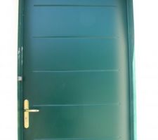 Porte d'entrée débâchée et clenche laiton posée. On aperçoit enfin la couleur de la porte: vert anglais