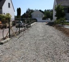 Chemin et nouvelle cloture du voisin