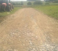 Chemin d acces terminé
un melange de 40*80 et par dessus une grave a 0.315 pour boquer le tout et un coup de plaque vibrante 
et voila