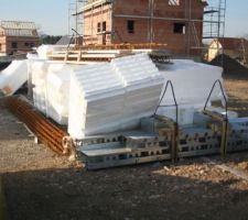 22 mars 2011, la maison arrive... 
au 2 juin 2011, elle y est toujours mais dans un état lamentable.... bientôt les photos!