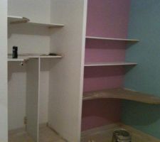 Mini dressing de la petite et son bureau