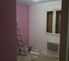 Notre chambre avec le mur du dressing a gauche