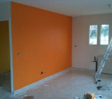La sous couche et la peinture du salon cuisine
