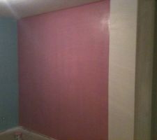 La sous couche et la peinture de la chambre de la petite