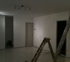 La sous couche et la peinture du salon cuisine