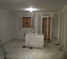 La sous couche et la peinture du salon cuisine
