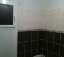 La sous couche et la peinture de la salle de bain