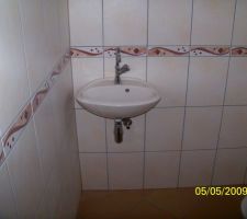 Le petit lave main dans les toilettes