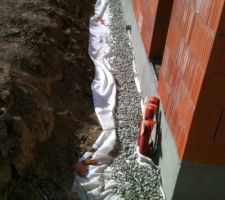 Posage de la géotextile et d'une couche de gravier