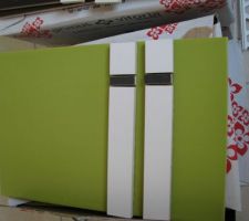 Faïence salle d'eau verte avec frise opposée blanche et chocolat