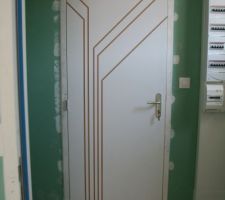 Porte isolée fermant à clef du cellier donnant accès au garage