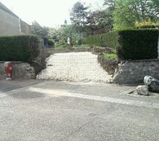 Chemin d'acc&egrave;s enfin cr&eacute;&eacute;. C'est cette partie qui nous a fait prendre du retard, car nous avons eu peine &agrave; trouver un terrassier pas trop cher, finalement c'est le terrassier de Simon que nousa vons pris ! Puis &eacute;tude de sol faite d&eacute;but mai, r&eacute;sultats re&ccedil;us le 20 Mai.
