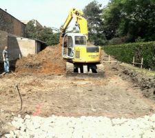 Et voici l'ouverture du chantier, quel bonheur... Simon et Luc présents dès le premier jour. C'est la maison sur la gauche qui nous oblige à creuser très profond.