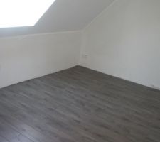 Premières peintures (2 couches sur plafond  et 1 couche d'impression sur les murs) et   pose du parquet dans les chambres à l'étage, en ce week end de 4 jours du pont de l'ascension.
Ici, la chambre de notre petite fille...