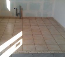 Carrelage de cuisine et frise qui s&eacute;pare l'espace cuisine de l'espace salle &agrave; manger