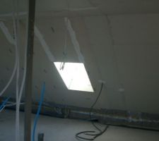 La salle de bains d'étage avec le vélux
