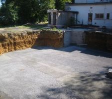 Pose béton de propreté et tracage/implantation avec clou pour béton
(ces clous sont une vrai merveille, une fois planté pu besoin de retracer)