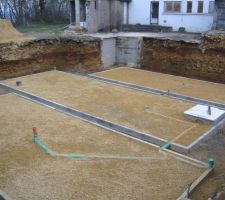 Remplissage avec du 6/15 calcaire.
pourquoi autant de temps depuis la derniere étape? 1 ére grosse erreure, je me suis trompé de remblais 0/6 c'est long pour sortir 27 tonnes de sable jaune.d'ailleur en vois le tas en haut.