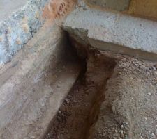 D&eacute;tail d'une fondation, on voit bien la rang&eacute; de briques qui nous oblige &agrave; b&eacute;tonner.