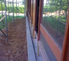 Extension de fondation coul&eacute;e, d&eacute;coffr&eacute;e.

On voit que les fen&egrave;tres tiennent sur des montants en bois, le muret ayant &eacute;t&eacute; d&eacute;moli.