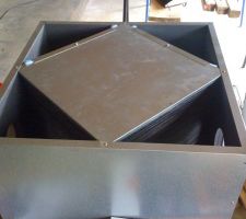 L'&eacute;changeur de la VMC double flux, ouvert. Les moteurs sont &agrave; part sur ce syst&egrave;me.