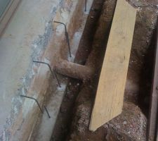 Ferraillage de la dalle pour l'extension à l'avant. On voit le passage de l'évacuation sanitaire.