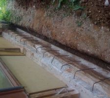 Fers à béton en place pour l'extension de la dalle.