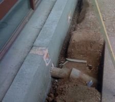 Extension de la dalle à l'avant de la maison, décoffrée.