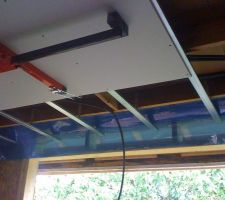 Pose du faux plafond. On voit le pare-vapeur bleu au fond. Ceci ménage un espace technique en zone chaude pour passer les tubes et poser des spots, sans risquer de casser l'étanchéité à l'air.