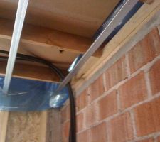 Pose des tubes électrique. Les fourrures du faux plafond sont en place, on aperçoit le pare-vapeur bleu au fond, posé sur le plancher du grenier.