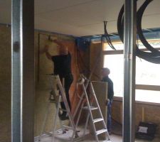 Pose de l'isolant intérieur coté mur Nord. Le mur sera par la suite isolé de l'extérieur.