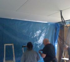 Pare-vapeur en place sur le mur Nord, coincé en mastiqué entre le rail de placo et le place, avec le pare vapeur descendant du grenier.
