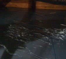 Pose du pare-vapeur sur le plancher du grenier.