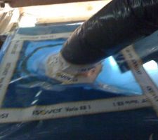 Détail du passage du tuyau de VMC au travers du pare-vapeur. Un trou dans le pare-vapeur, raccord à la bouche installée dans le faux-plafond. L'étanchéité est assurée par une rustine découpée dans le rouleau de pare-vapeur, passée autour du tuyau puis mastiquée, scotché sur le pare-vapeur et le tuyau.
